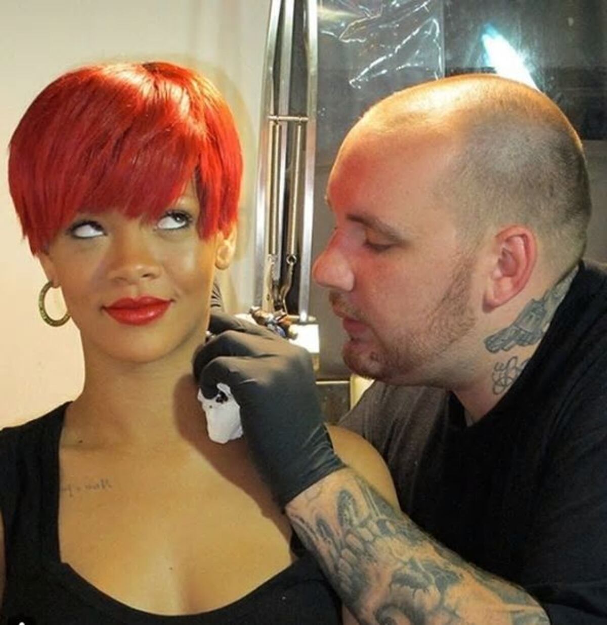 Los secretos del tatuador de Rihanna que cobra 20 mil dólares por pieza