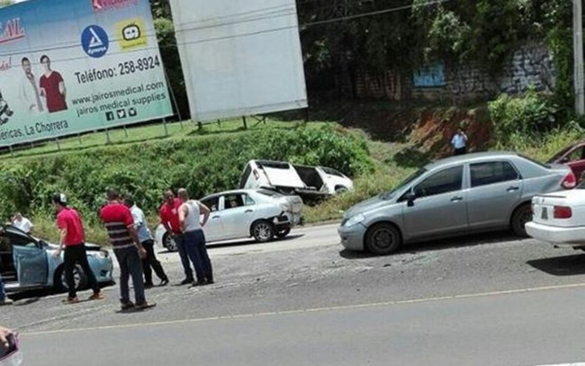 LO ÚLTIMO| Bus pirata con pasajeros cae en una cuneta en La Chorrera