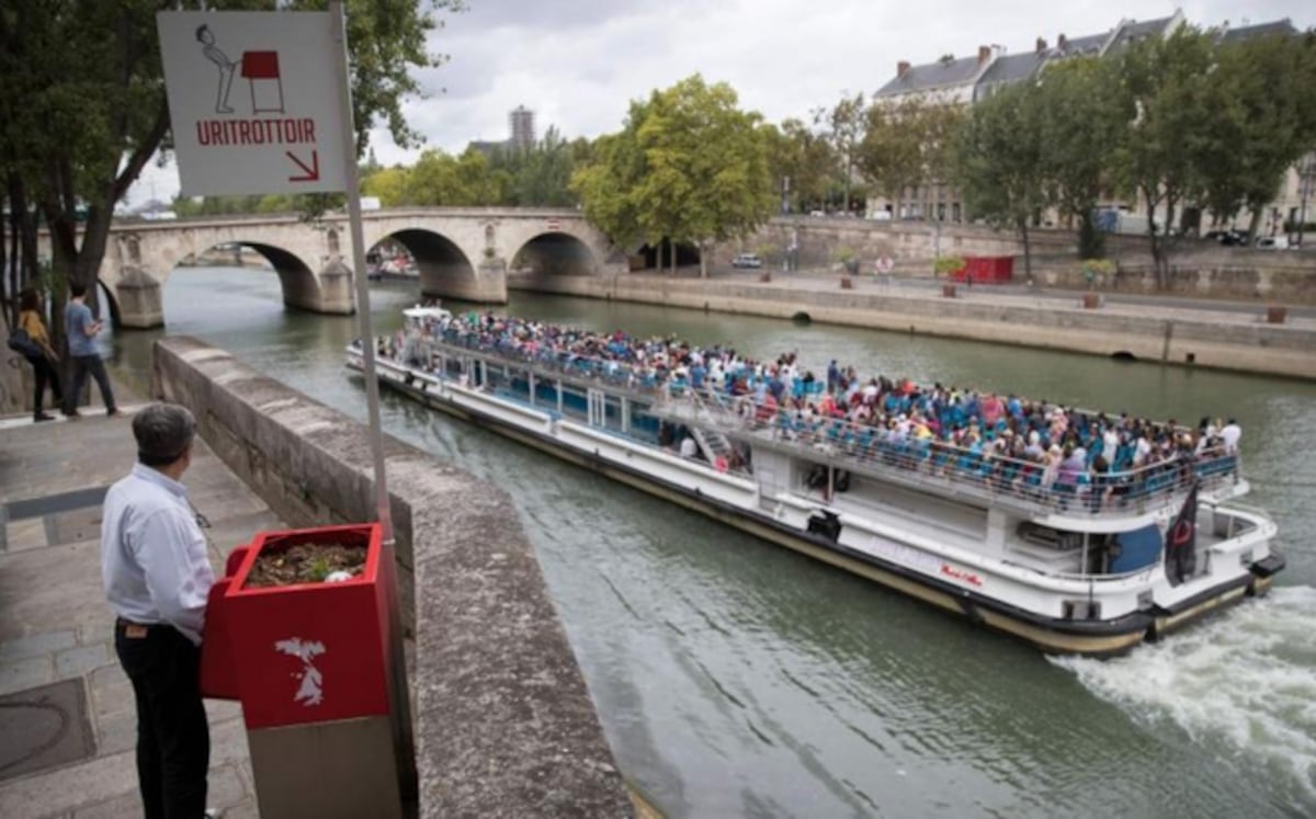 Polémica por urinarios 'ecológicos' instalados en las calles de París  