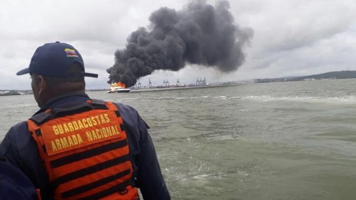 Armada colombiana asiste a embarcación panameña que se incendió en Cartagena