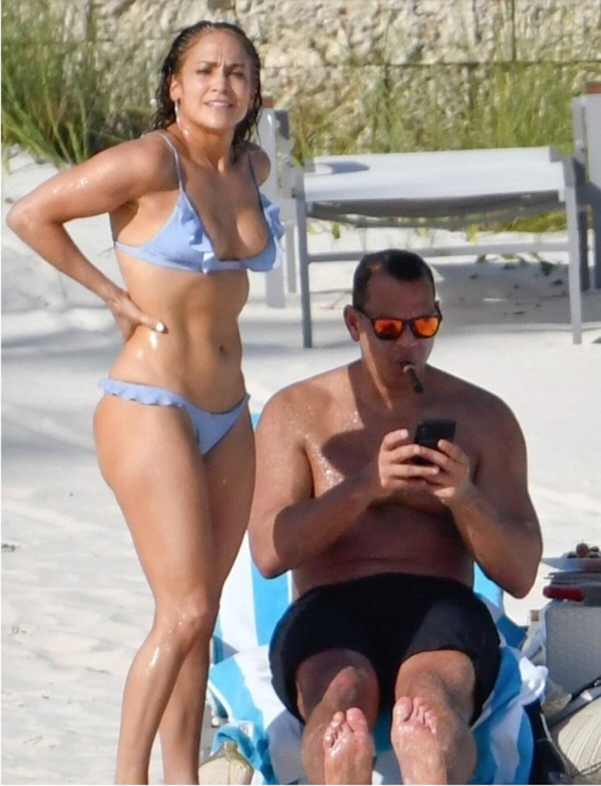 Captan a J.Lo y a Alex Rodríguez en la playa luciendo sus cuerpos sin photoshop