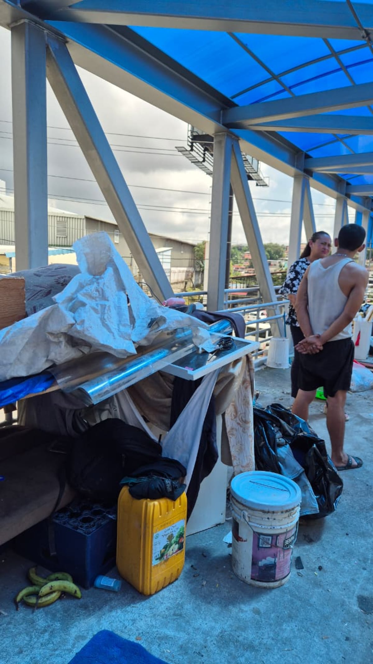 El puente del olvido. Entre el ruido del metro y la indiferencia: ocho almas viviendo bajo el hierro del abandono