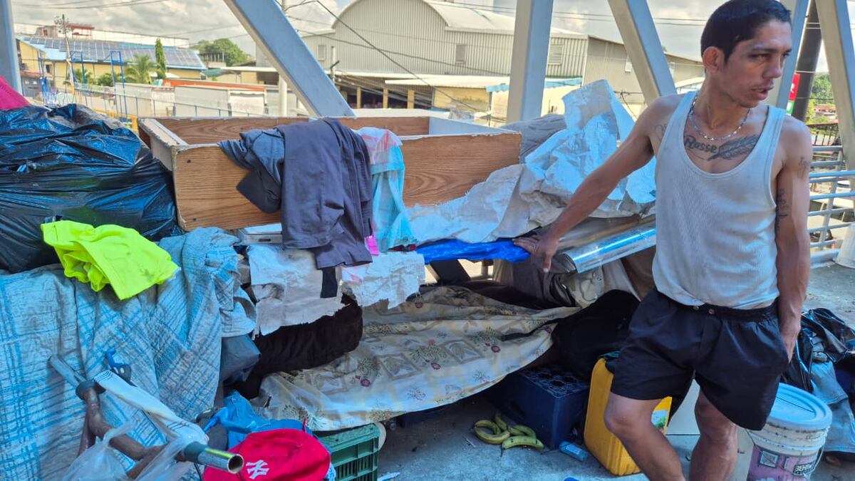 El puente del olvido. Entre el ruido del metro y la indiferencia: ocho almas viviendo bajo el hierro del abandono