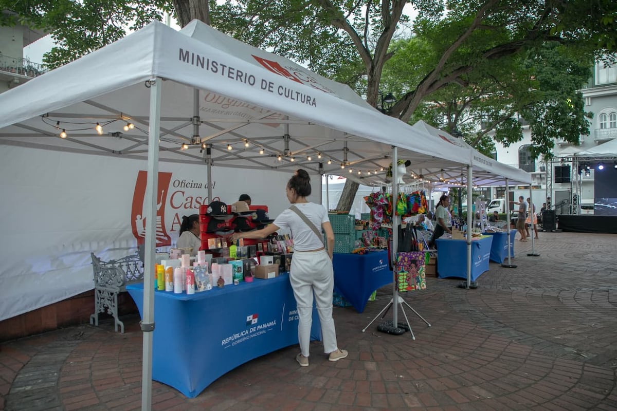 Casco Antiguo se prendió: música, gastronomía y emprendedores dijeron presente en la Plaza Catedral