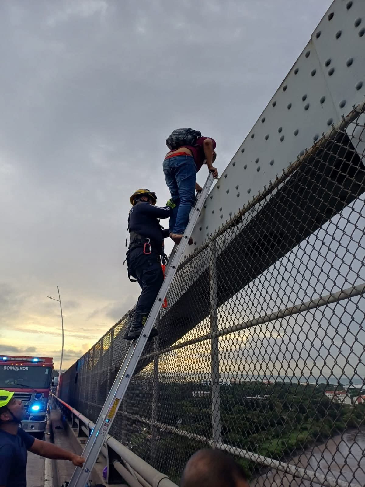 Un acto de empatía con fe: Rescate conmovedor a hombre en crisis en el Puente de las Américas