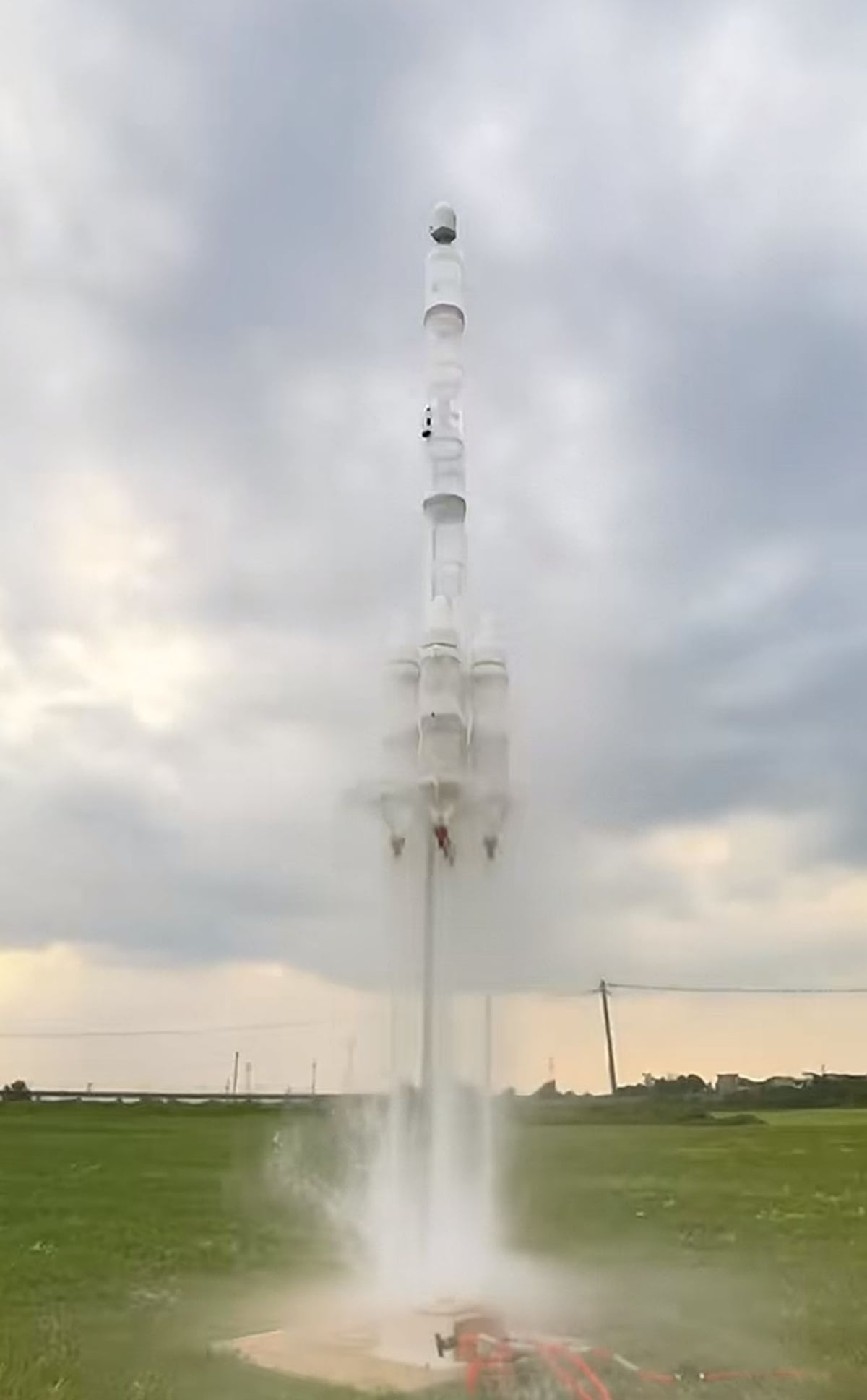 VIDEO. ¡Estudiantes en China lanzan cohete con botellas y agua… y despega como uno real!