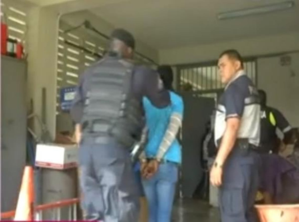 Tiene 16 y está en tremendo lío.  Evidencias lo vinculan a un robo a mano armada con tres compinches