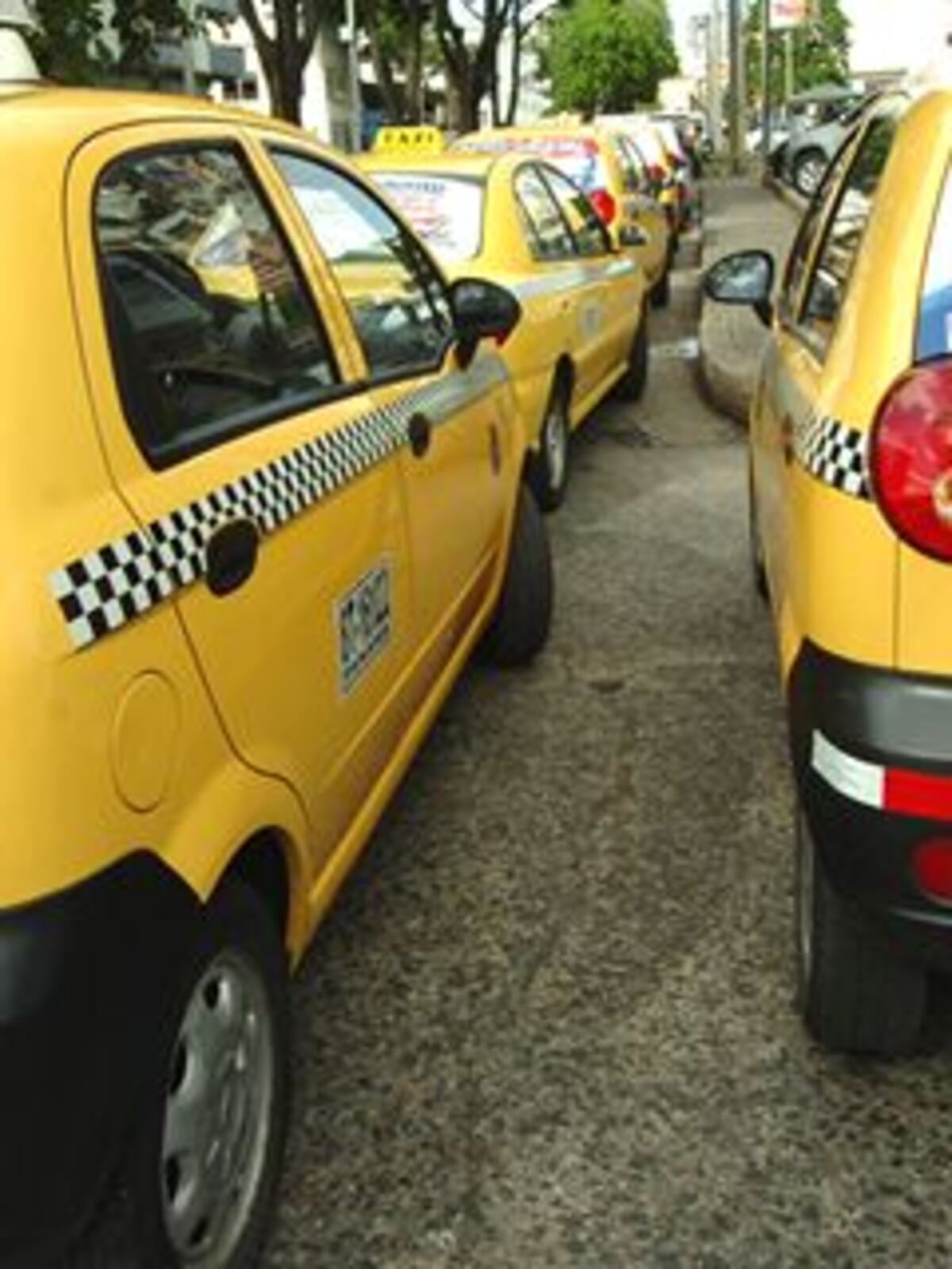 A partir de este lunes todos los taxis podrán salir. Se levanta medida de pares y nones