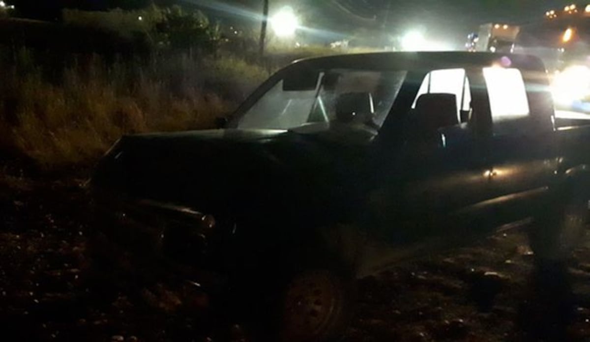 ¡UNO ATRAPADO! Choque entre un taxi y un pickup deja tres heridos