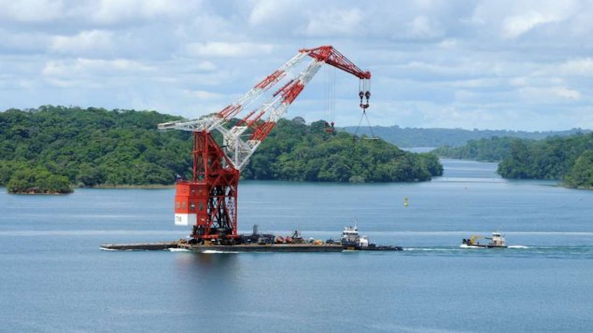 Canal de Panamá reemplazará en 2019 a la vieja grúa flotante 'Titán'