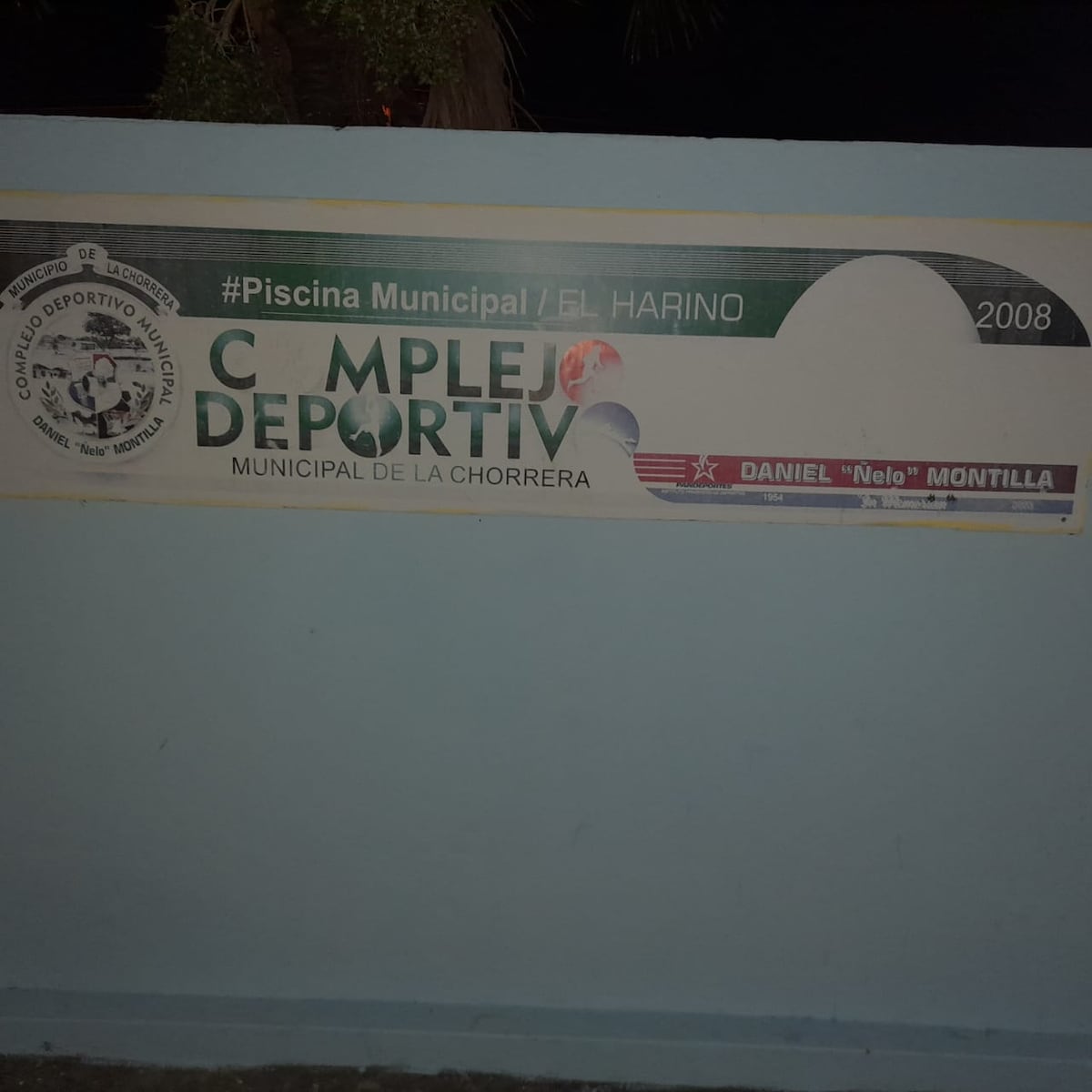 Sucio chapuzón. Niños y padres se sorprenden al ver color del agua en piscina municipal de La Chorrera