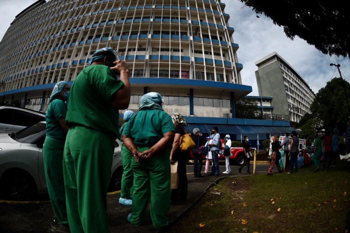 Fuga de gas en el Complejo Hospitalario.  Evacúan parcialmente a pacientes y personal. Bomberos atienden la emergencia. Video