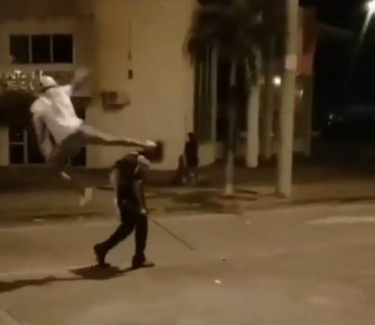 Joven que pateó a señor es futbolista y fue separado por el Club Universitario