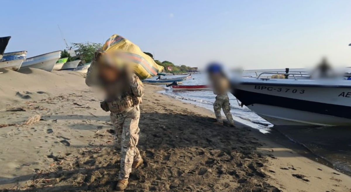 SE LES CAYÓ LA VUELTA | Cuatro detenidos y 564 paquetes incautados tras operativo aeronaval en aguas de Isla Iguana