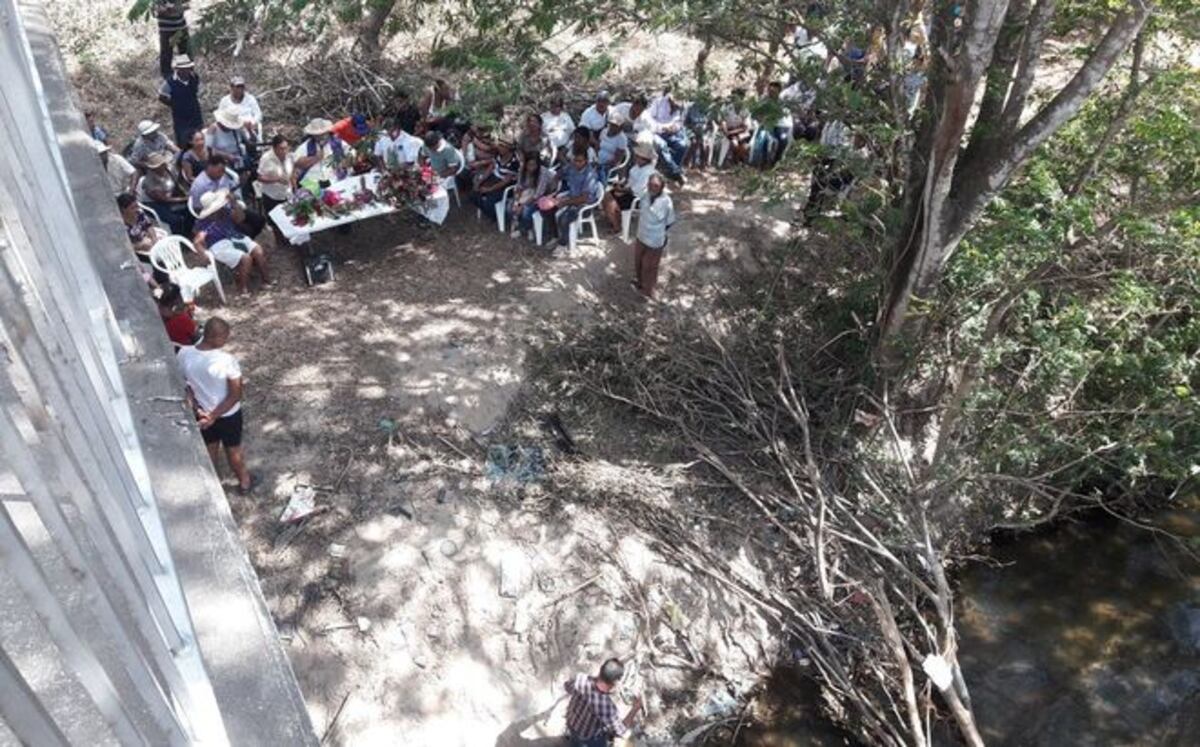 EN HONOR A LAS VÍCTIMAS. Realizan rosario en el lugar exacto donde cayó el bus
