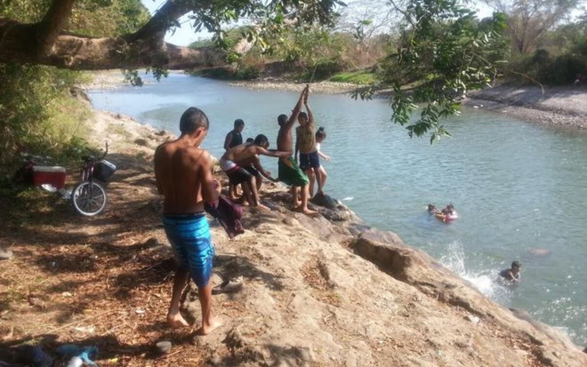Cuerda floja, atracción de los bañistas en Alanje