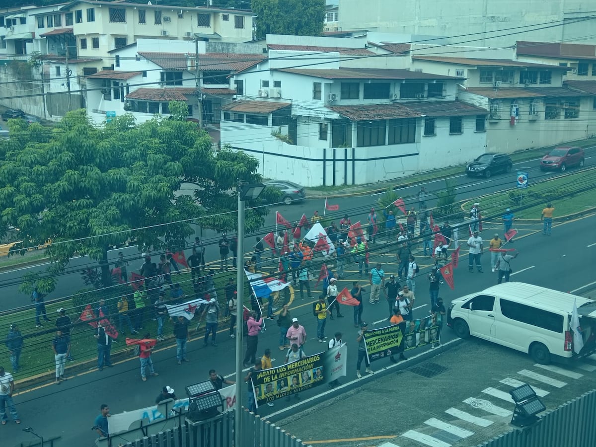 El Suntracs protesta frente a Medcom e interrumpe el tráfico en la 12 de Octubre