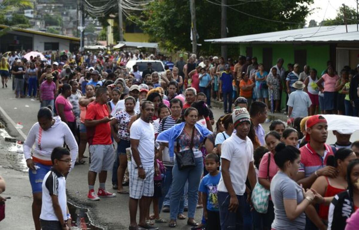 ¡SOLO UN JAMÓN! Se le marcará el dedo con tinta al que compre en la Naviferia 