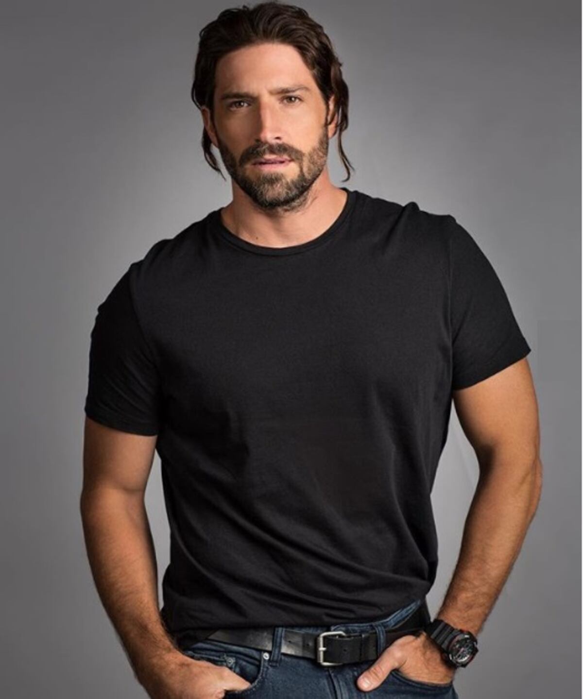 Este actor se realizó un cambio de look extremo y no lo reconocerás