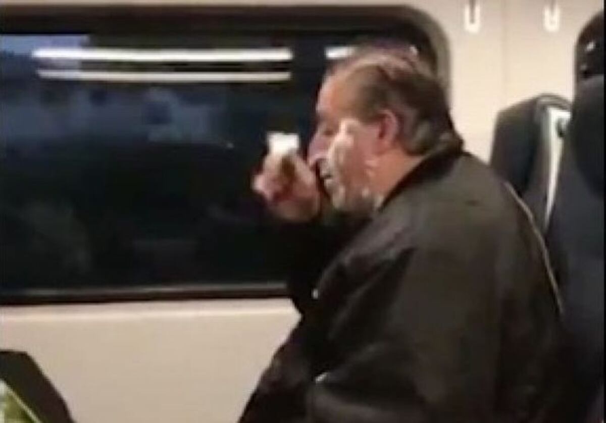 Hombre cuyo video se hizo viral al afeitarse en tren cuenta su triste historia