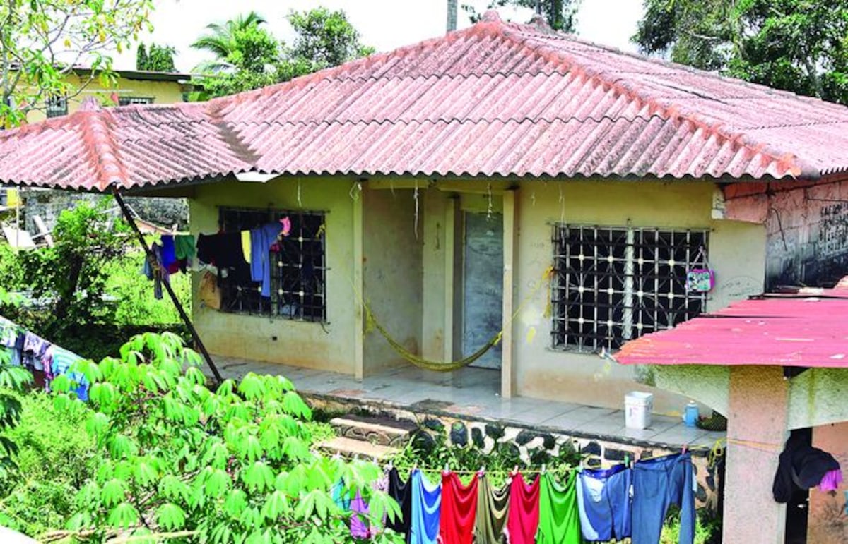 Casa donde fueron sepultados 5 jóvenes, permanece abandonada, casi en ruinas 