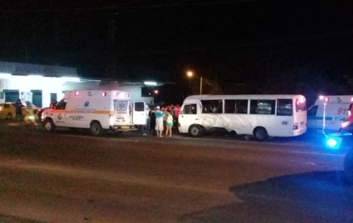 Bus Coaster de ruta y un panel se estrellan. Hay un muerto y más de 15 heridos 