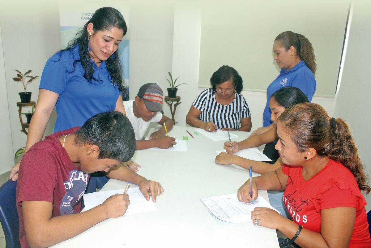 Estudian por radio y culminan sus estudios
