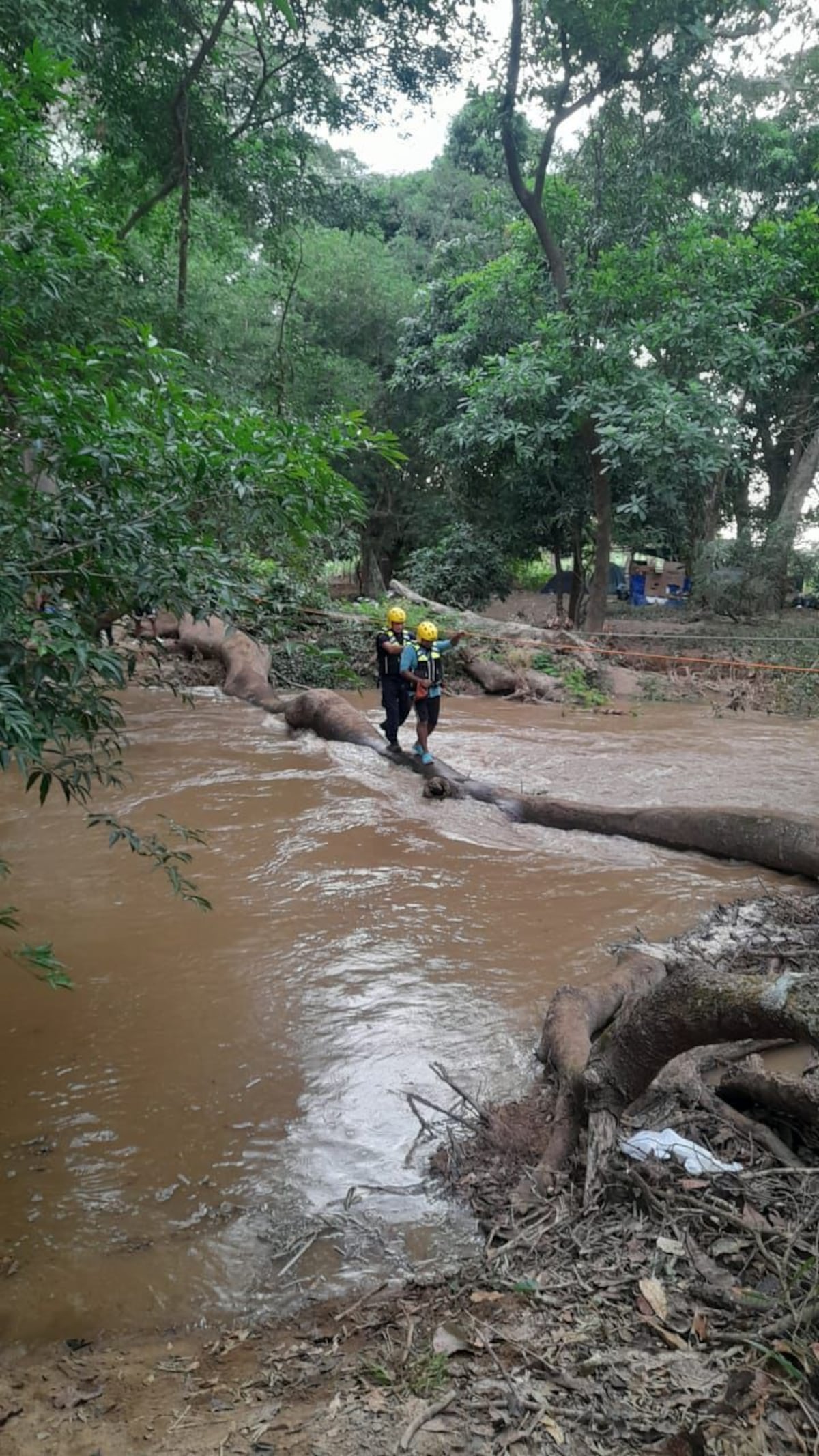 Crecida de río sorprende a grupo que se dirigía a retiro espiritual