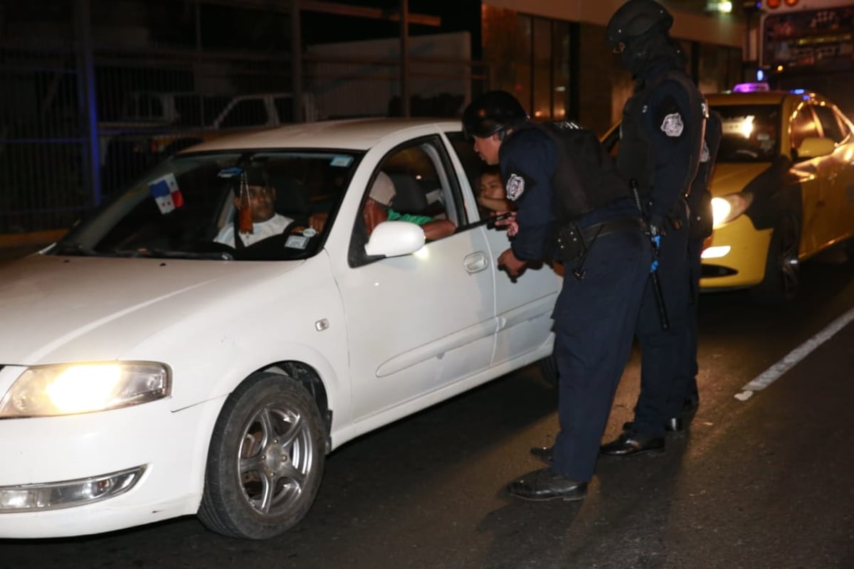Los únicos que pueden andar en la calle. Corrigen decreto ejecutivo que ordena toque de queda