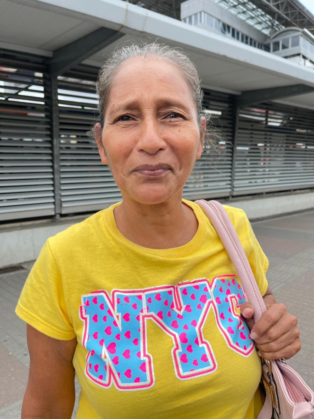 ‘Si tengo para las medicinas, no tengo para la comida’: el alza de la gasolina preocupa en las calles