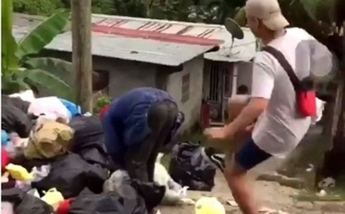 Circula video. Joven patea a adulto mayor entre la basura