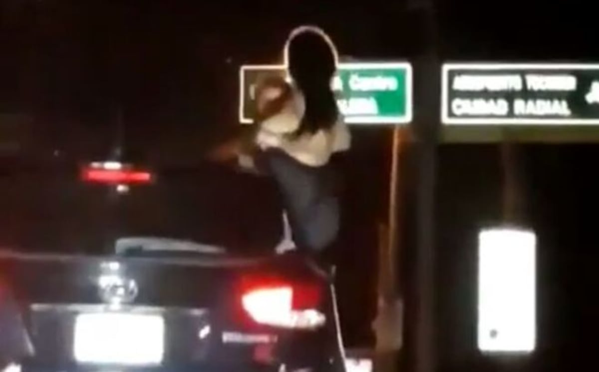 AY, Dios. Mujeres se empelotan y se pasean en plena Calle 50| VIDEO (+18)