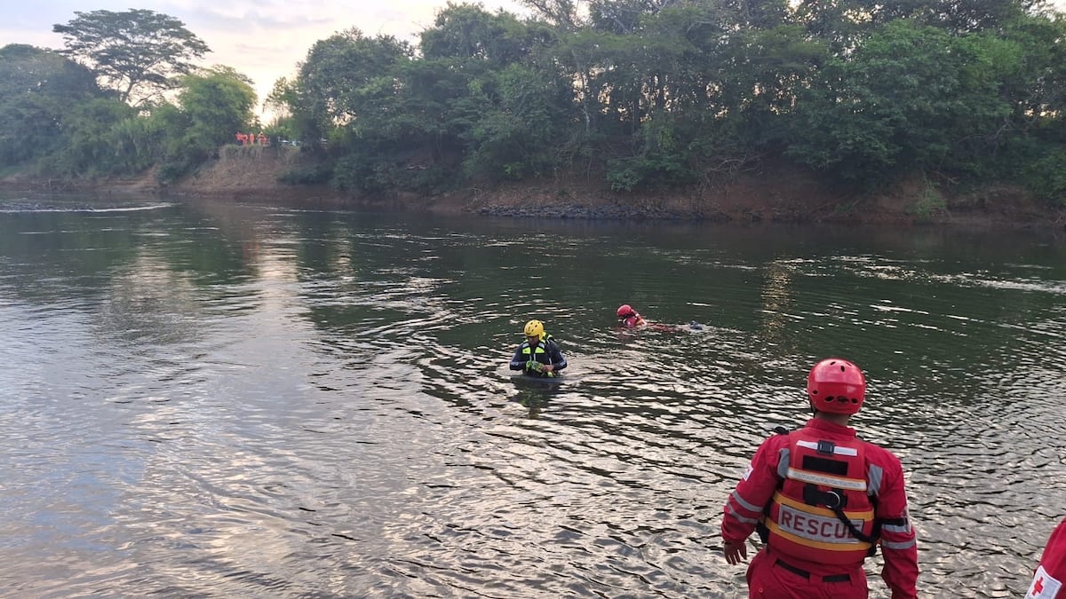 Bomberos recorren el río Santa María en busca de menor desaparecida de 13 años