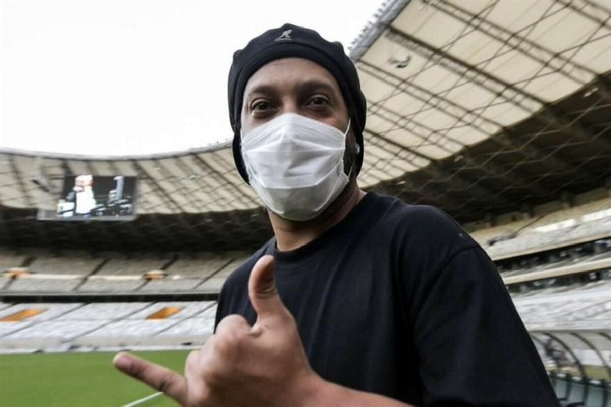 Qué año para Ronaldinho; primero preso y ahora da positivo a la covid-19. Video 