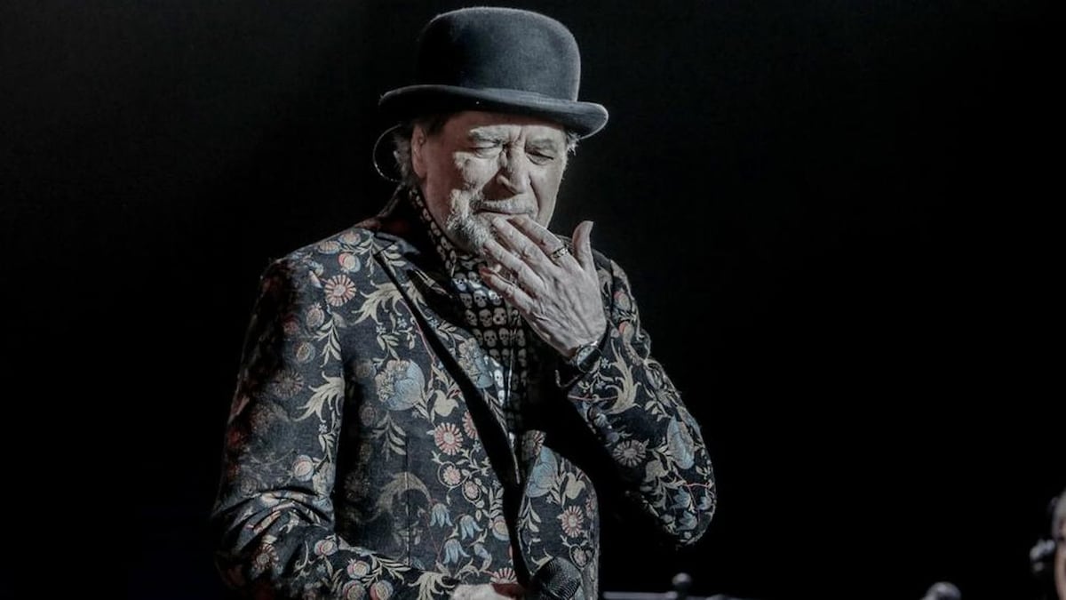 Cantante Joaquín Sabina se cae del escenario en Madrid, España | Video