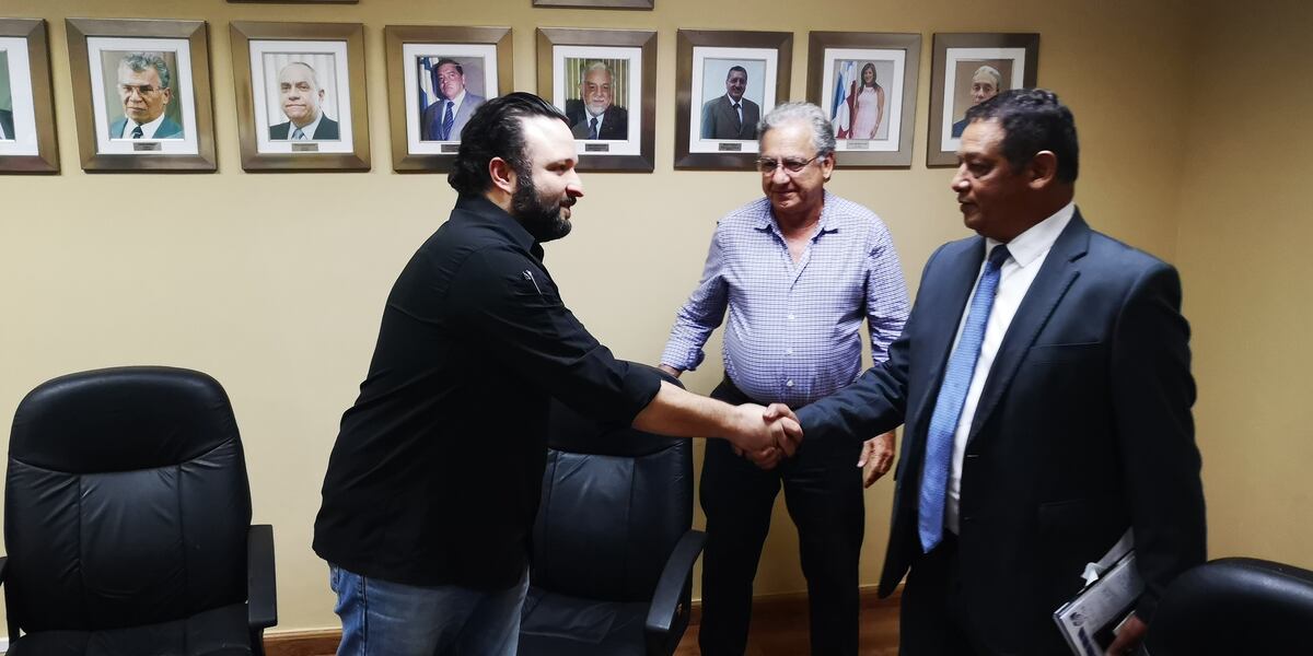 Avicultores y comerciantes exigen supervisión a la ASEP