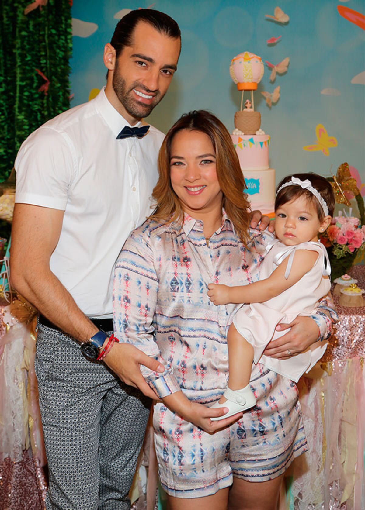 Critican a la ex de Luis Fonsi por comprometedora foto con compañero de programa