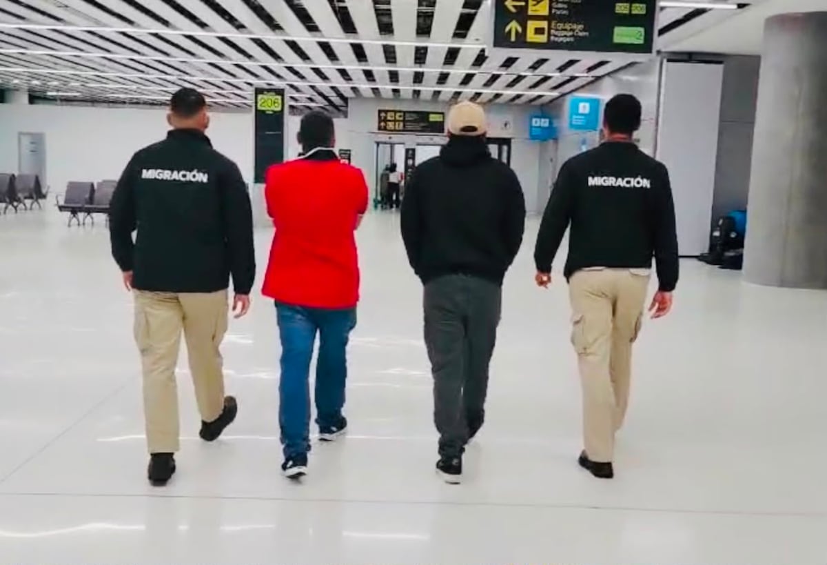 ‘Los Choneros’ terminan viaje temprano: los bajan en Tocumen y los devuelven de inmediato