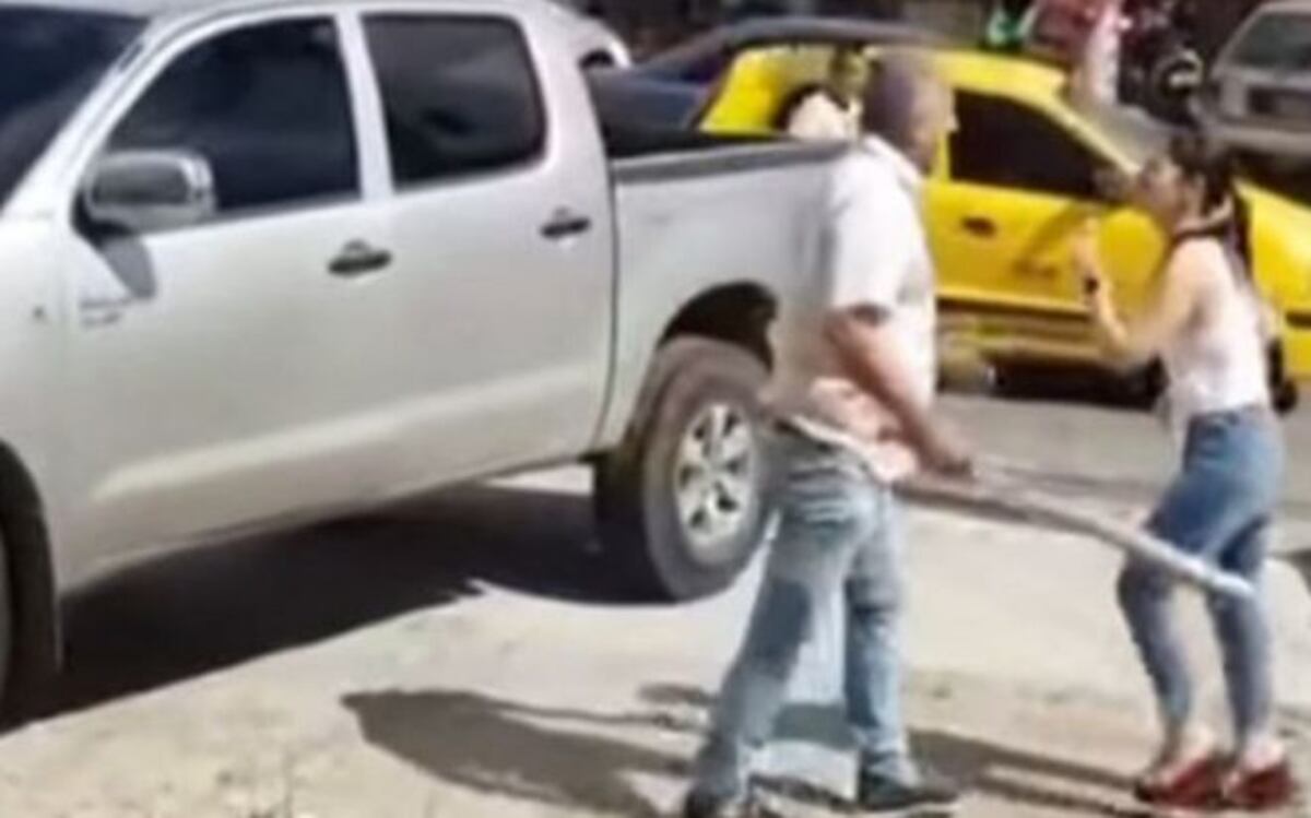 Descubre infidelidad de su marido y lo enfrentó con un bate