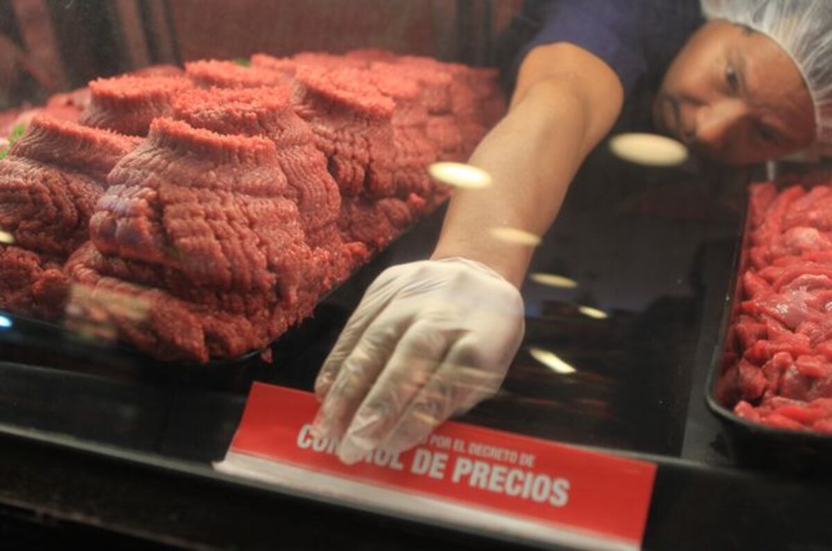 Cortizo extiende por seis meses el control de precios 