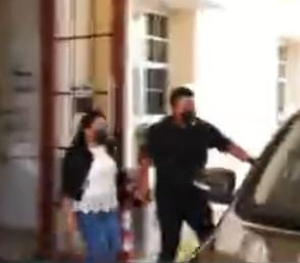 ¡La descarada salió agrarrada de la mano de su esposo! Le dan detención domiciliaria a la ‘Mamá’ de la muñeca y podría pasar más de 15 años tras las rejas