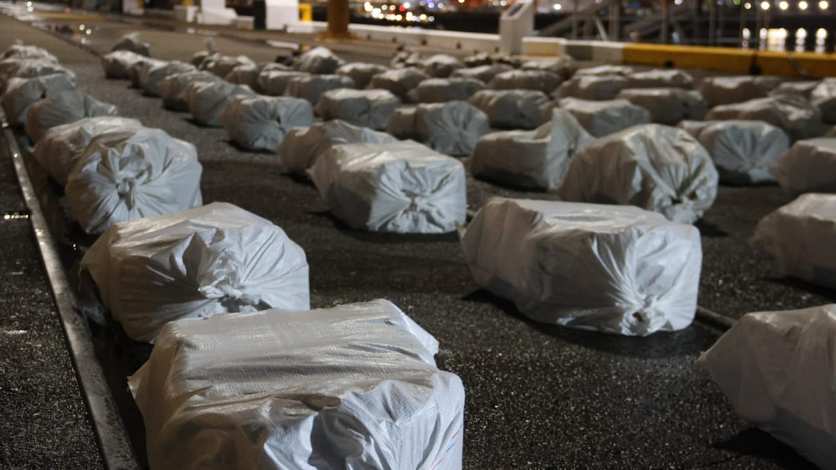 Operación en Isla San José destapa lancha modificada con 1,424 paquetes ocultos de presunta droga