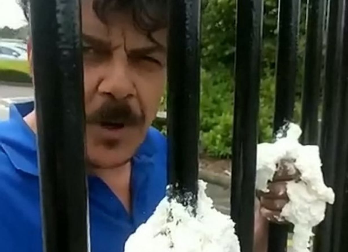 Viral. Padre se pegó a las rejas de la escuela luego que su hija fue enviada a casa por...