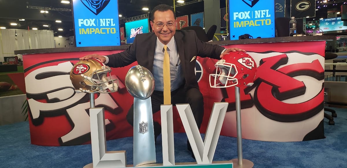 ¡Hasta en el baño! Así se prepara presentador panameño para el Super Bowl LIV