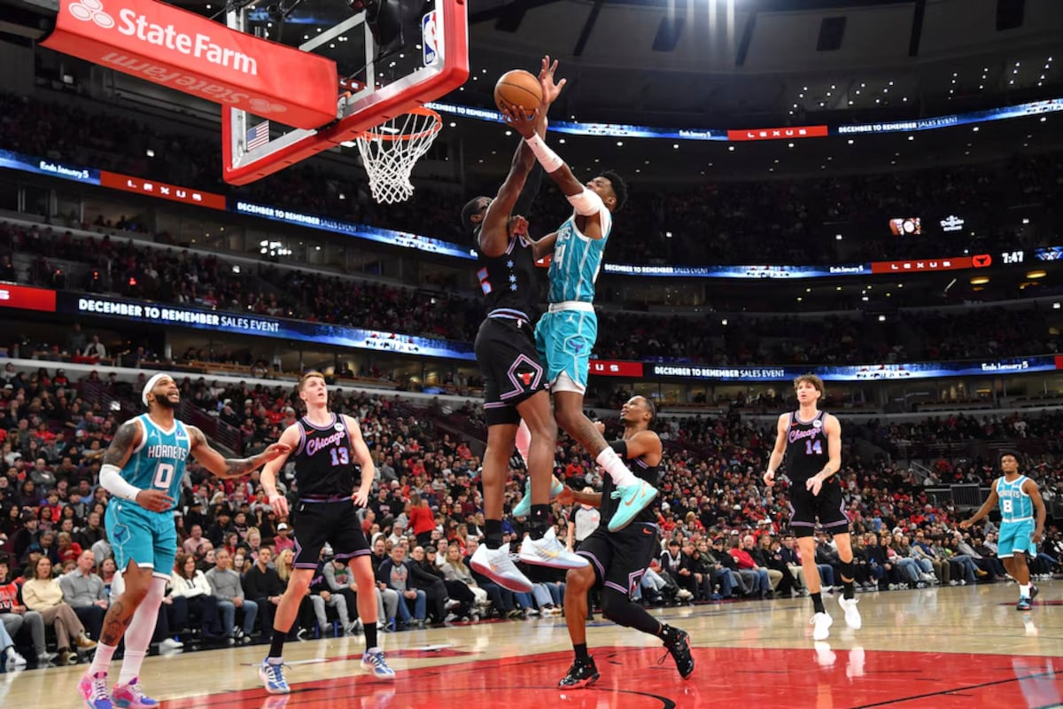 Choque brutal de cabezas en la NBA entre LaMelo Ball y Jalen Smith se dan duro y paran el partido