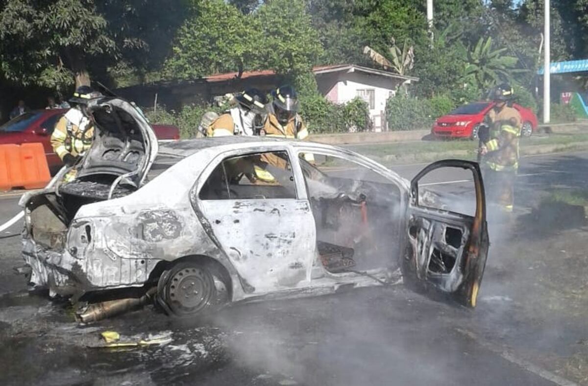 Taxista se lanzó de vehículo en llamas para salvar su vida en Chiriquí