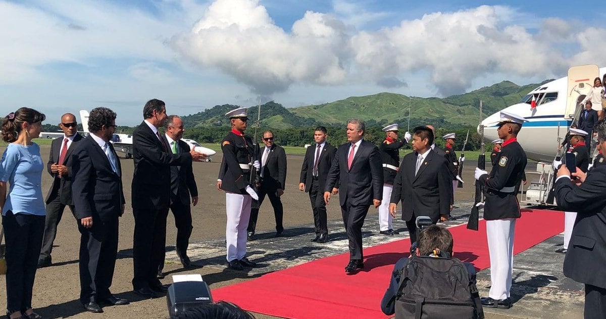 Presidente de Colombia ya está en Panamá y se reúne a puerta cerrada con Varela