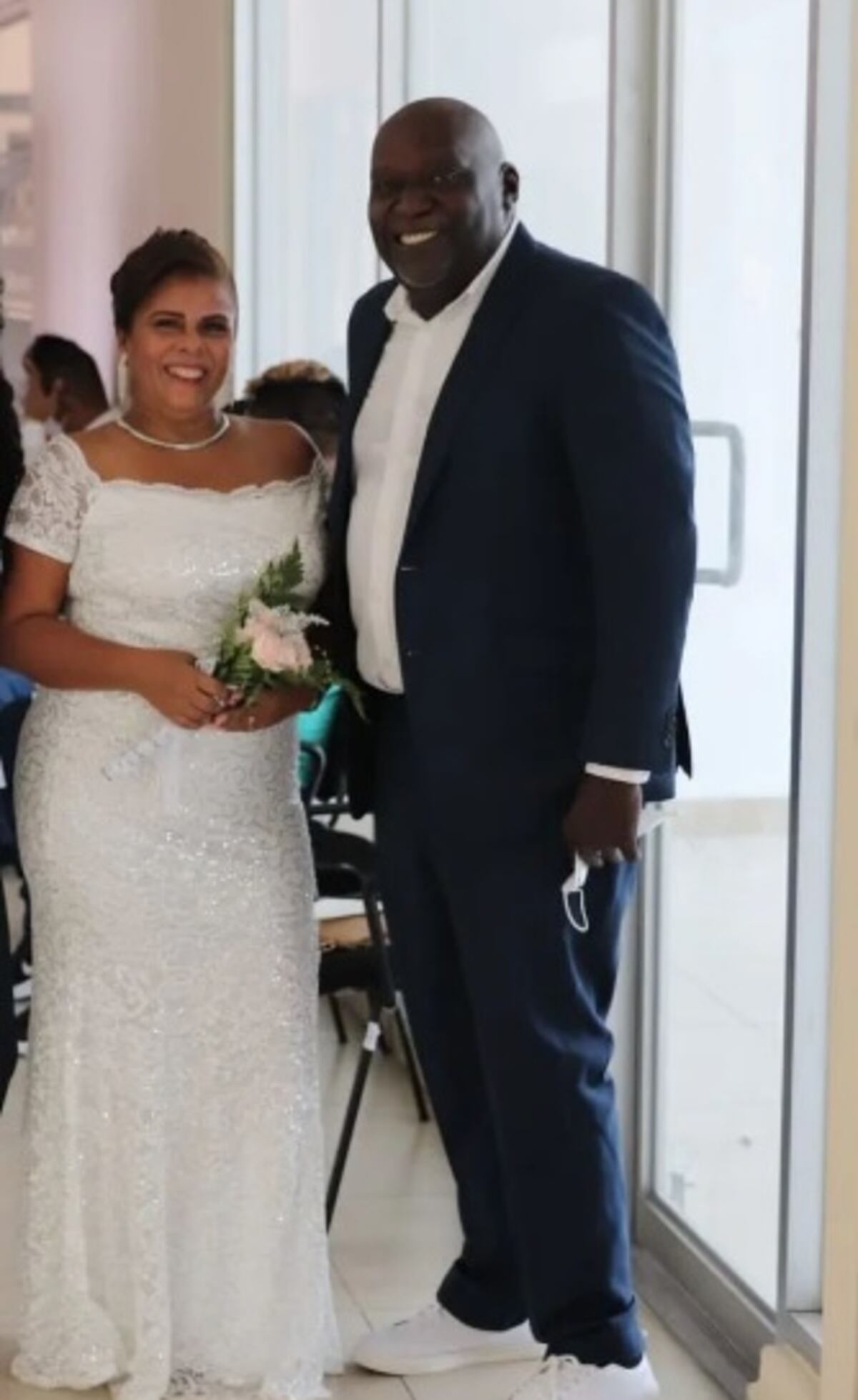 ‘Prometo serte fiel todos los días de mi vida’. Periodista de deportes panameño al que le pidieron la mano, se casa. +Fotos