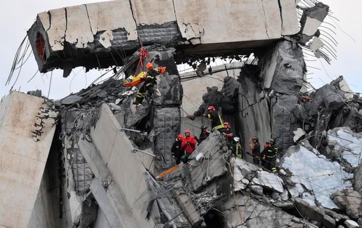 Bomberos rescatan a una persona que quedó colgada del puente de Génova