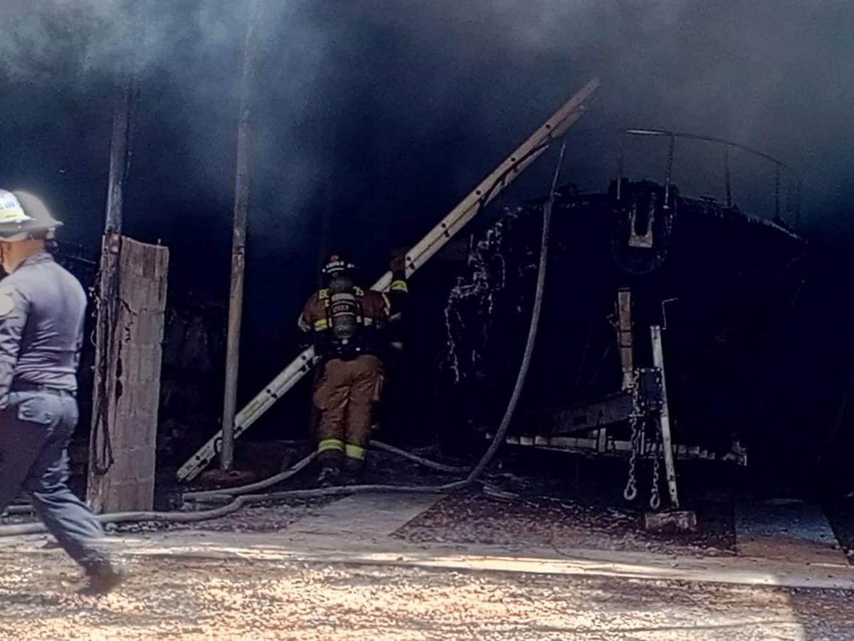 ¡Fuego en Punta Tierra! Bomberos controlan incendio en inmueble con lanchas en llamas